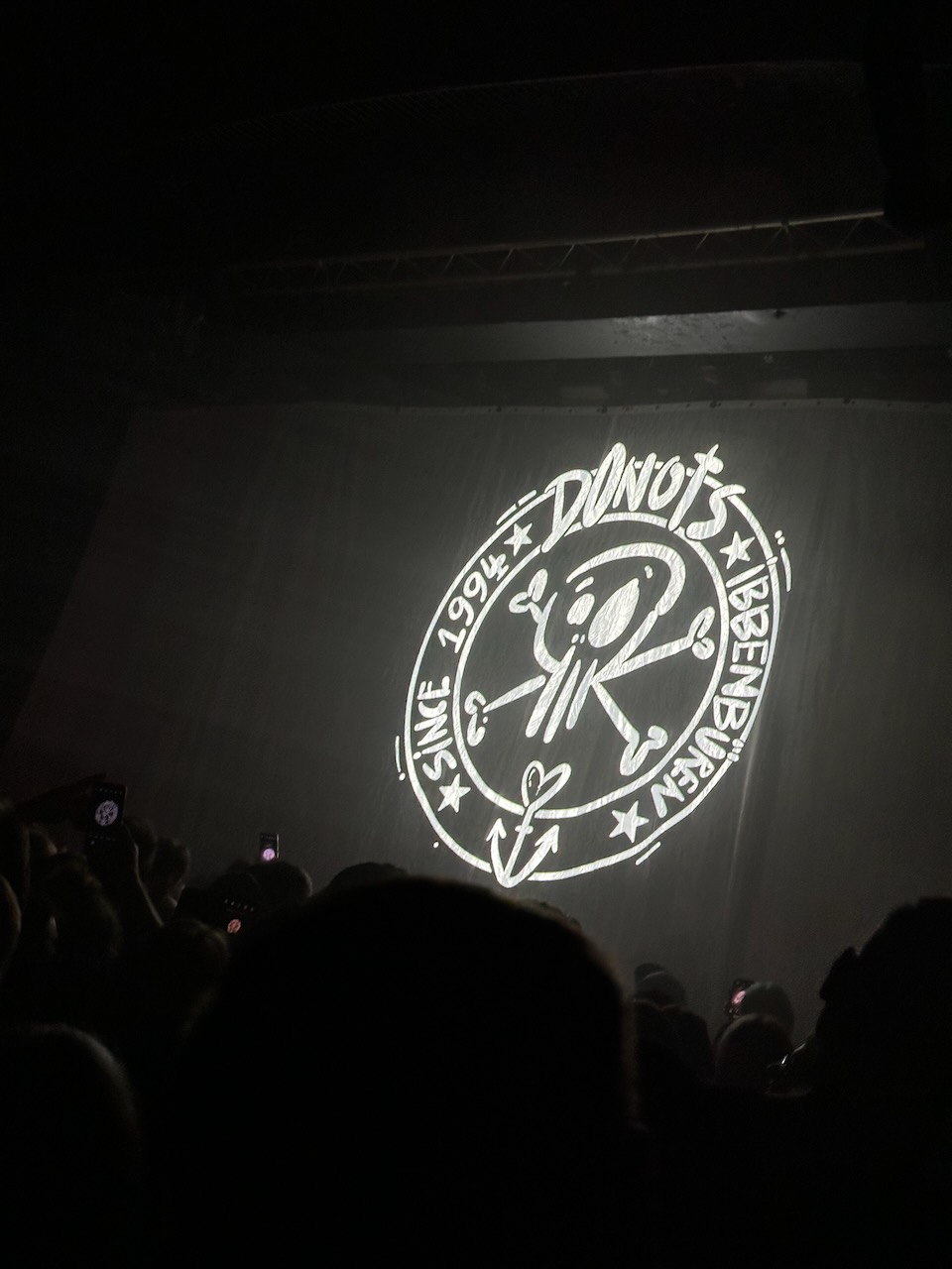 Donots Logo beim Konzert in der Großen Freiheit 36
