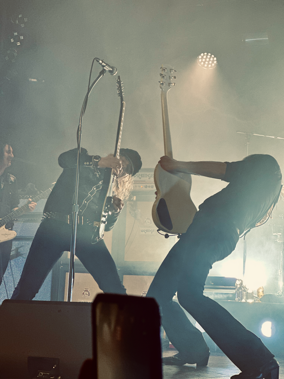 Gitarrist der Hellacopters spielt leidenschaftlich während des Live-Konzerts in Hamburg.