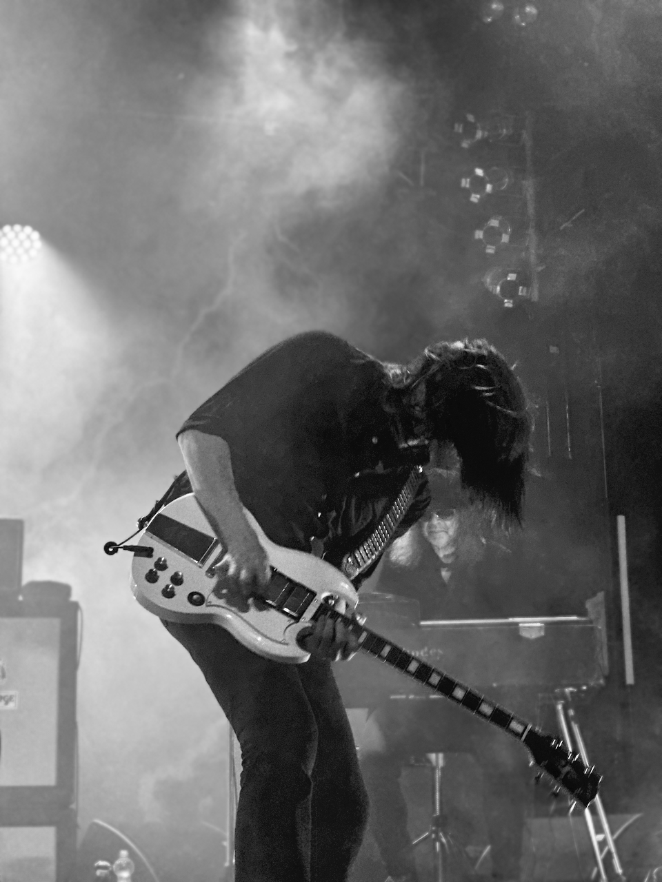 Gitarrist der Hellacopters spielt leidenschaftlich während des Live-Konzerts in Hamburg.