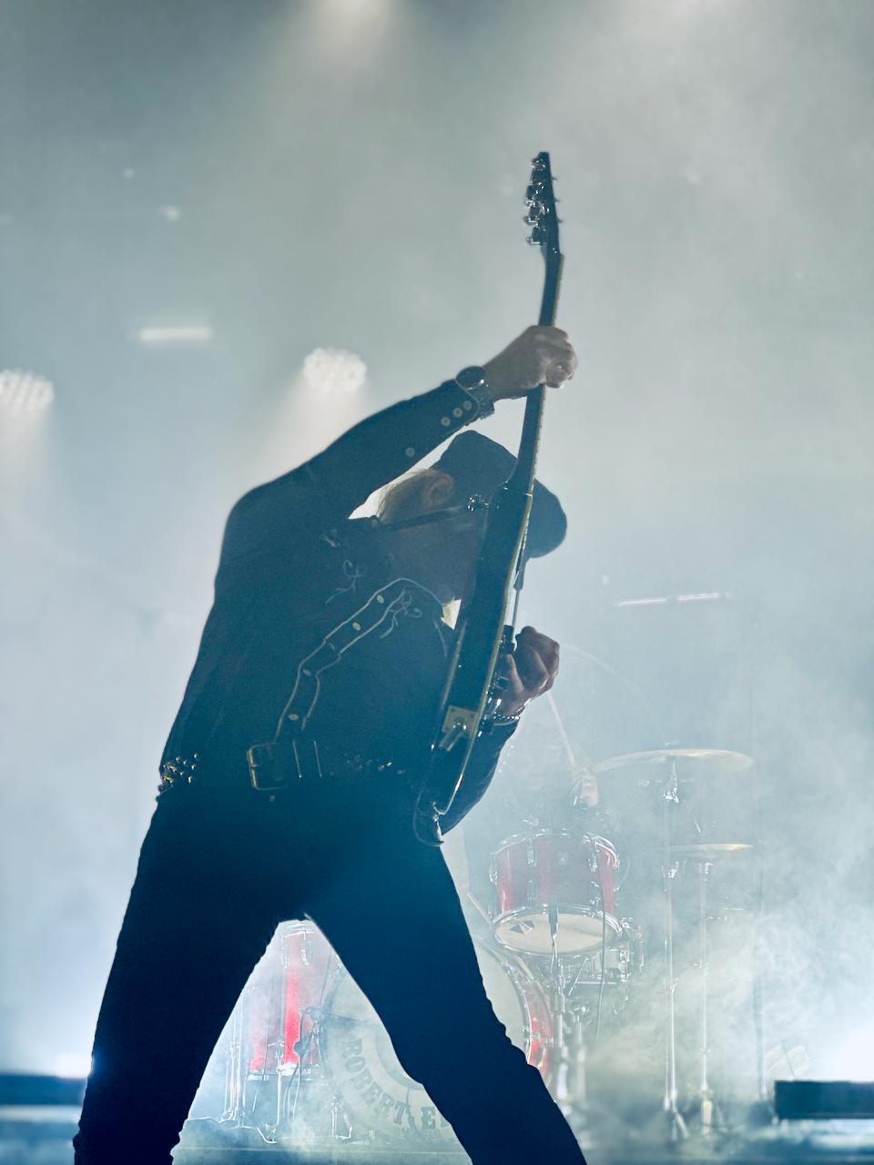 Gitarrist der Hellacopters spielt leidenschaftlich während des Live-Konzerts in Hamburg.