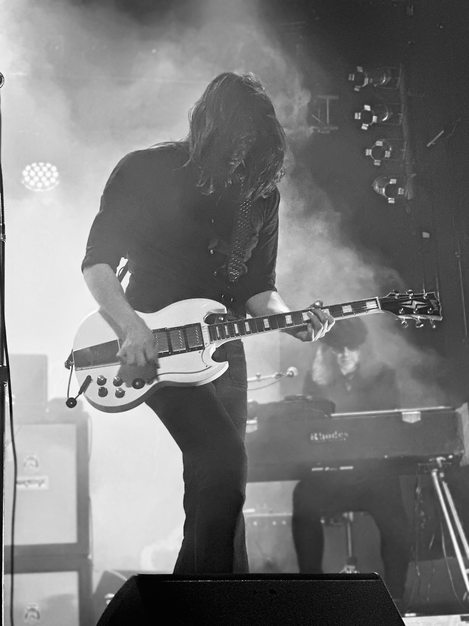 Gitarrist der Hellacopters spielt leidenschaftlich während des Live-Konzerts in Hamburg.