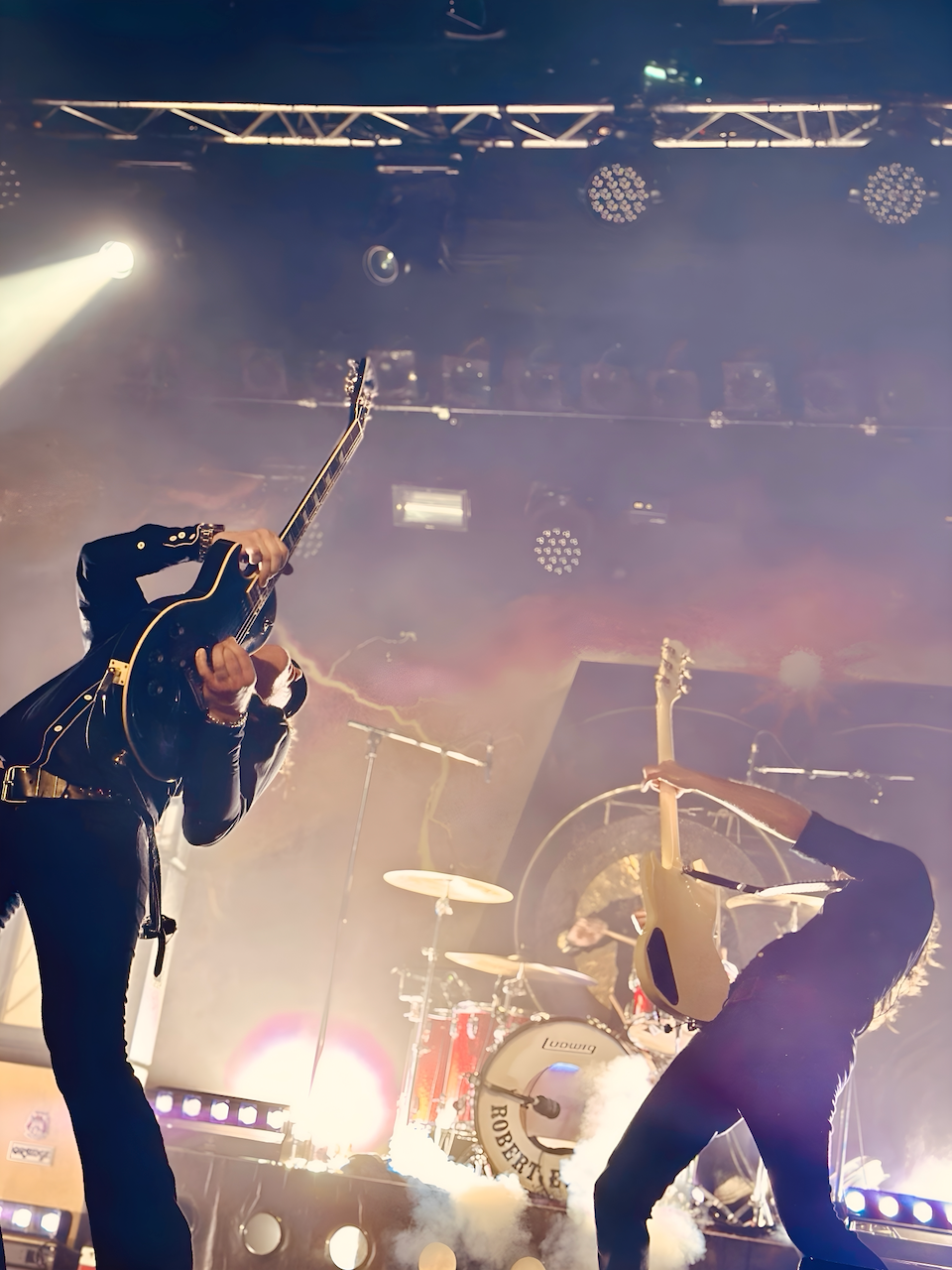 Gitarrist der Hellacopters spielt leidenschaftlich während des Live-Konzerts in Hamburg.