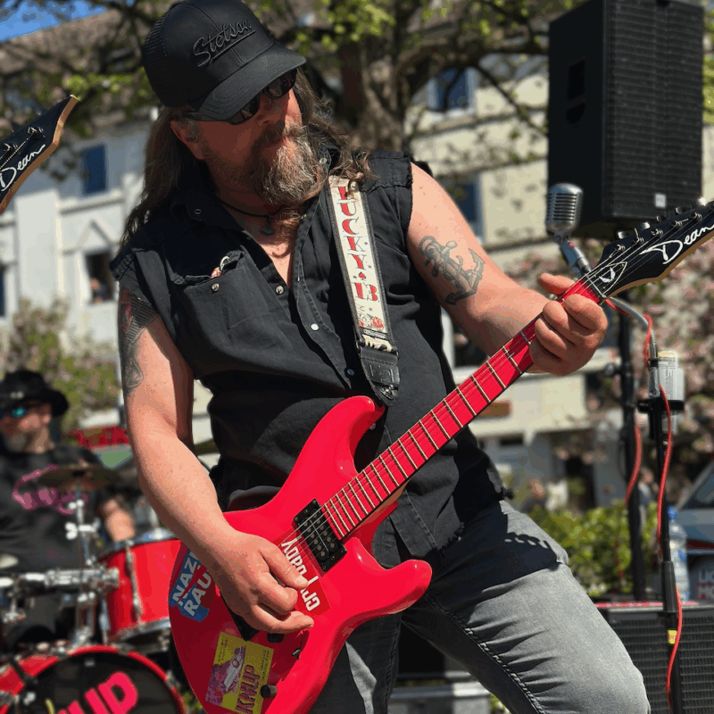 Marathon trifft Punk: Knup motiviert in Barmbek Läufer und unterhält Fans