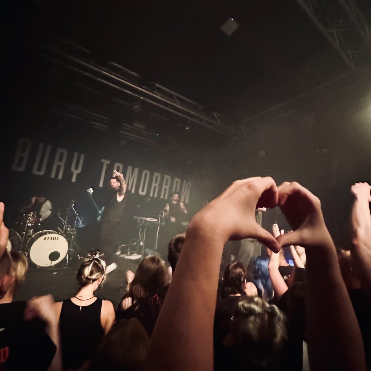 Bury Tomorrow in Köln: Sauna-Moshpit in familiärer Atmosphäre