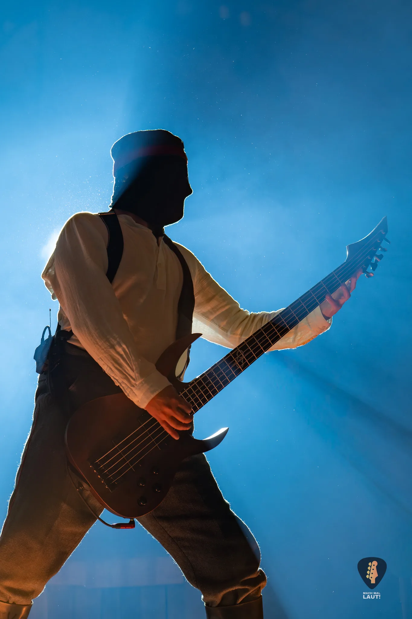 Musiker mit Bassgitarre im Spotlight