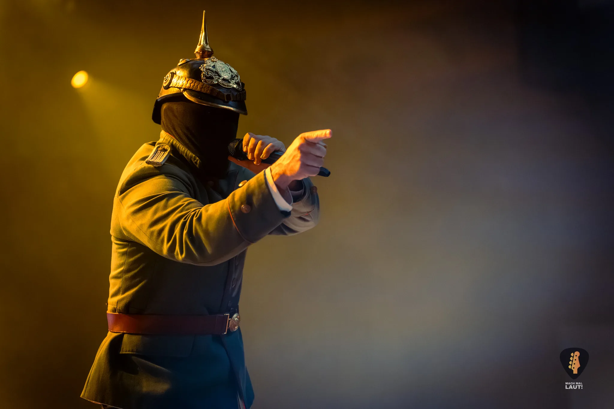 Mann in historischer Uniform singt