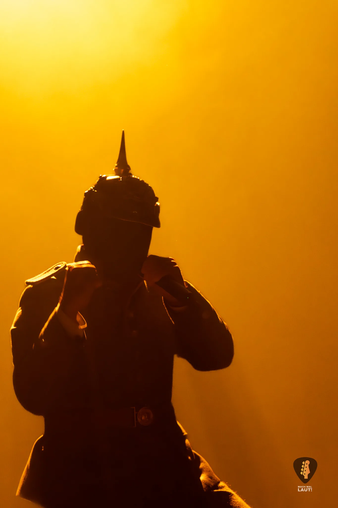 Siluette eines Soldaten im Licht