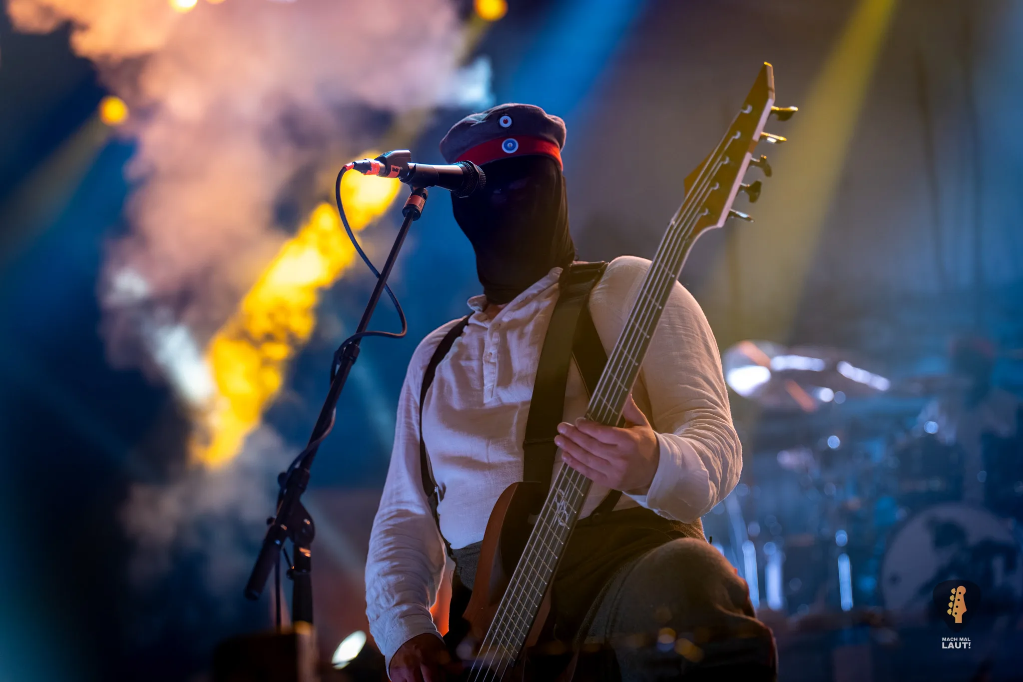 Musiker mit Maske und Bassgitarre