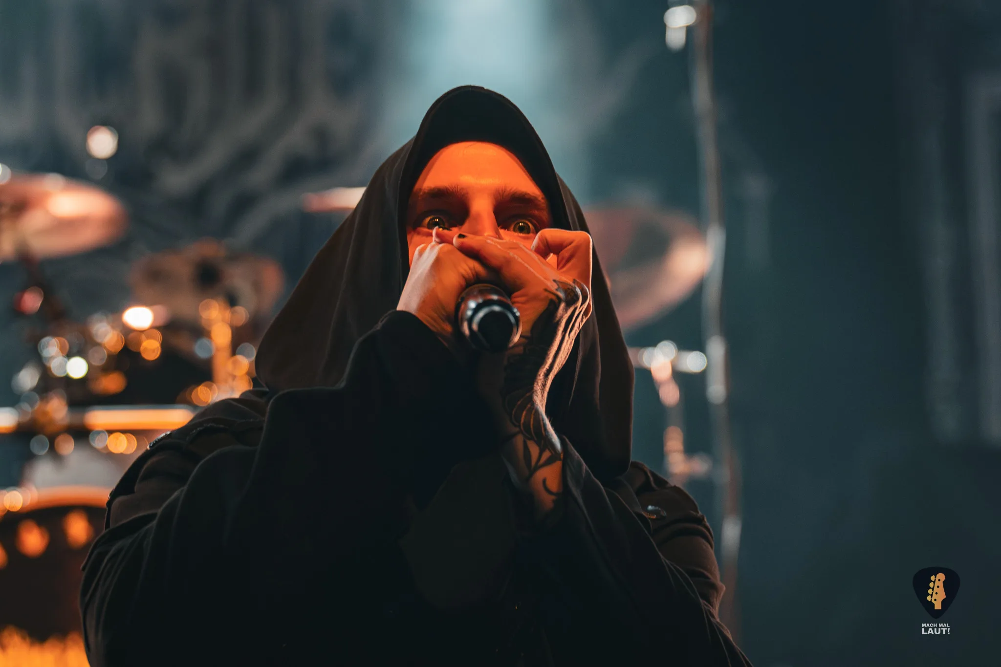 Mental Cruelty Sänger mit Mikrofon auf der Bühne